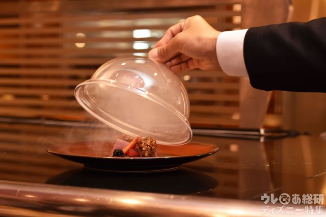 “ディズニー七夕デイズ”エンパイア・グリル・ディナー 2019 瞬間燻製した鴨胸肉のロースト バルサミコソース ミックスナッツのプラリネとともに 撮影/かとうきょうこ