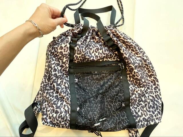 【niko and... オリジナルメッシュ2WAYナップサック】上部の紐を絞るとかわいい巾着型に！