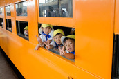 「きかんしゃトーマス号」と園児たち（2014年メディア向け公開イベントにて）