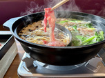 【夢庵　牛・豚コース】鶏肉、つくね、野菜に火が通るまで待つ間に、牛カルビ、牛肉をすき焼きだしでしゃぶしゃぶします