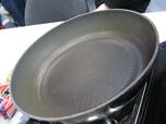 焦げ付いたフライパン。使用感ありますね…