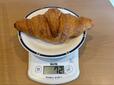 【コストコ バタークロワッサン】1個量ってみると72g、想像以上のずっしり感に驚きました!