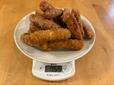 【ロピア 甘辛チキンスティック】量ってみると755g、片手にずっしりとした重みを感じました◎