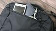 【無印良品 肩の負担を軽くする撥水ナイロンビジネスリュックサック】表面の小ポケットには、スマホ2台とたたんだエコバッグが入りました