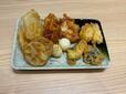 【小麦晴れ 食べ放題/天ぷら】筆者が食べた天ぷらセットです(れんこん、たまねぎ、かしわ、うずら、なす、いかを食べました。これだけの種類が食べられてうどんの料金に含まれているのでコスパがとてもよく感じました