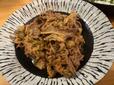 【ロピア ロピアアンガス牛プルコギ味付焼肉用 豪州産】お皿に盛り付けると肉の旨味とプルコギの香りが際立ちます！ジューシーな赤身と脂身のハーモニーで、自宅焼肉が贅沢に♪