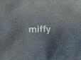 ライトグレーの「miffy」ロゴ入り