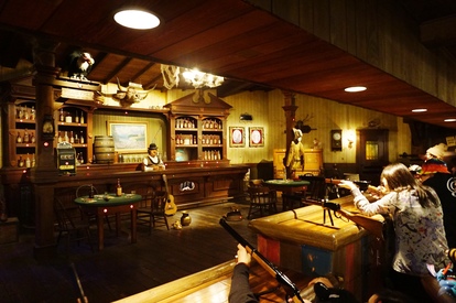 Tdl クリスマス限定バッヂをゲット ウエスタンランド シューティングギャラリー 8つのトリビア 写真 7 24 ディズニー特集 ウレぴあ総研