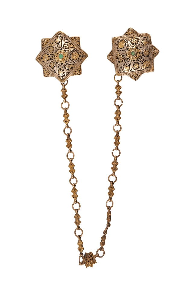 女性用ブローチ（コマ、ジャプタ） 20 世紀 銀に鍍金、トルコ石 所蔵：ブータン王立テキスタイルアカデミー