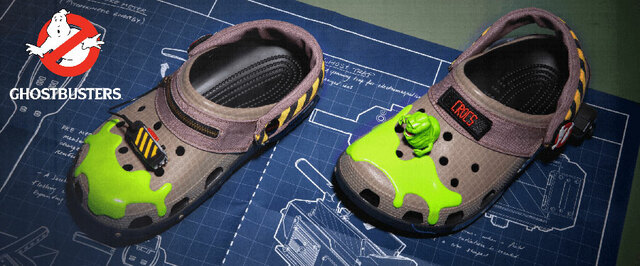 【クロックス／ゴーストバスターズ クラシック クロッグ】右足にはゴースト捕獲用のゴーストトラップ、左足にはスライマーのジビッツ™チャームが付いた左右アシンメトリー仕様！