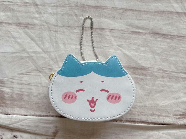 ピンクのお顔のパーツがかわいいにっこり笑顔のハチワレ♪お顔のダイカットのケースです！