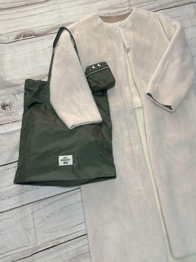 クリーンなロングファーコートに合わせてもかわいい！