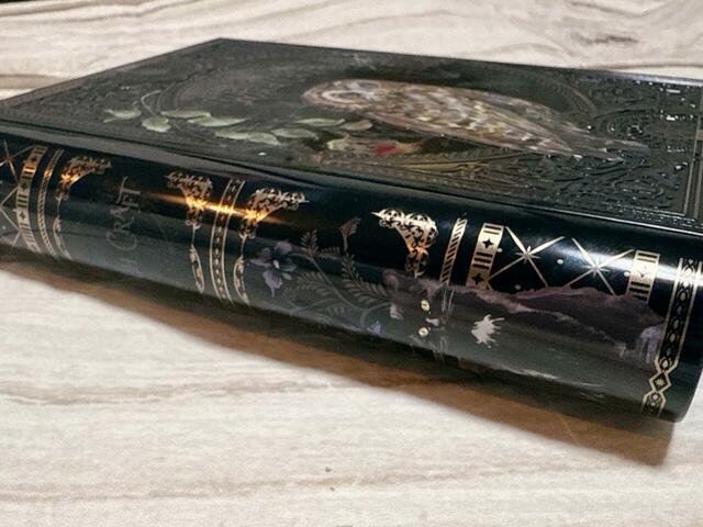 【カルディ 魔法辞書クッキー缶】側面にも注目！背表紙風のデザインで黒猫のイラスト入り♪