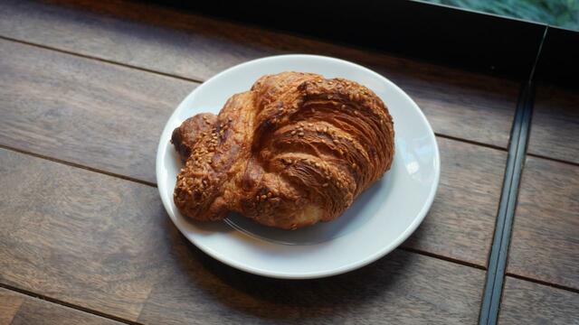 【THE CITY BAKERY プレッツェルクロワッサン】ごまが香るクロワッサン