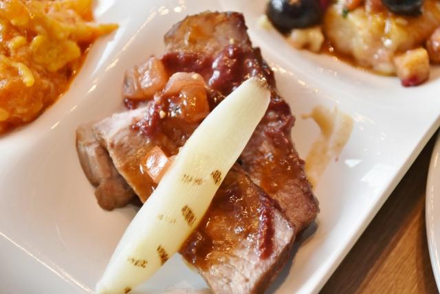 グリルされた豚の脂といちごがよく合う!