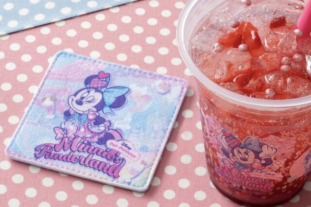 スパークリングゼリードリンク（フラワーシロップ＆ストロベリー）、スーベニアコースター付き 1,000円｜東京ディズニーランド「ディズニー・パルパルーザ“ミニーのファンダーランド”」スペシャルメニュー｜東京ディズニーリゾート40周年“ドリームゴーラウンド”｜発売期間：2023年12月26日（火）〜2024年3月31日（日）｜販売店舗：東京ディズニーランド「プラザパビリオン・レストラン」