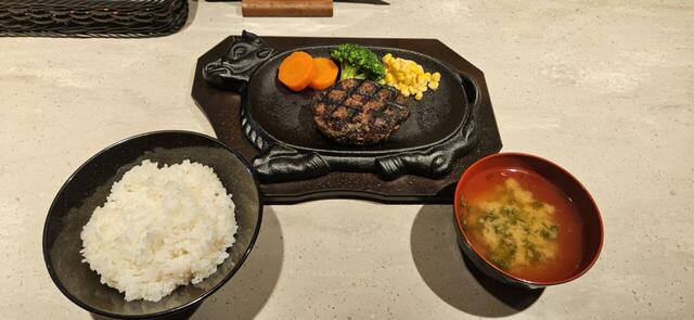 ご飯はお替り無料!ハンバーグはgでお値段変わります