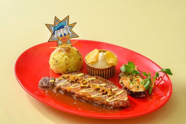 ステーキプレート サーロインステーキ140g 2,980円／210g 3,680円｜提供店舗：東京ディズニーランド「センターストリート・コーヒーハウス」｜スペシャルイベント「ディズニー・パルパル―ザ」第2弾「ドナルドのクワッキー・ダックシティ」スペシャルメニュー