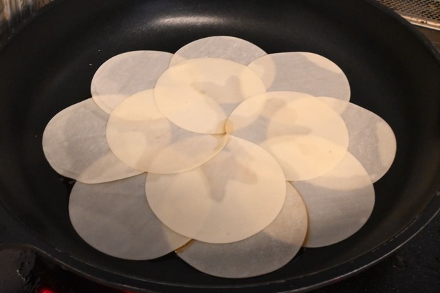 【ボンカレー公式アレンジレシピ「フライパンジャンボカレー餃子」】フライパンに餃子の皮をしく