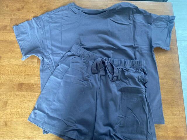 【GU コットンカラーラウンジセット】以前のものに比べてボトムスが少し長く、安心感のある丈になっています