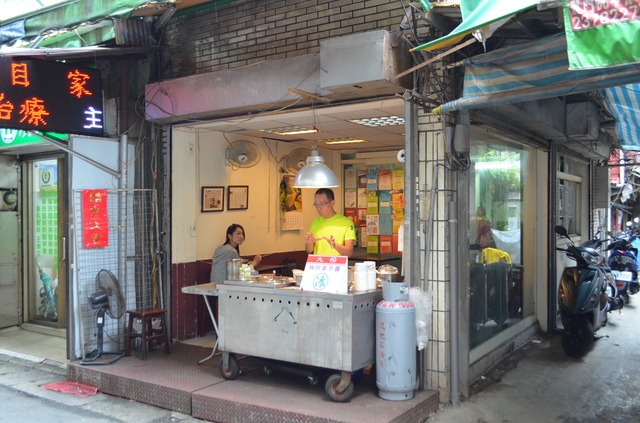 台北駅北側の路地にある屋台「阿斌芋圓」は朝から夕方までの営業