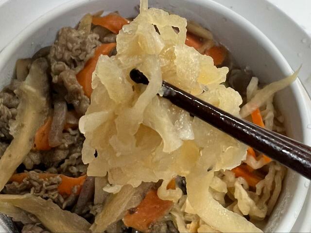 【サンコー 炊き立て丼 ７プレミアム 切干し大根煮 ７プレミアム 牛肉ごぼう】煮汁が出るそうざいを2種類入れても特に味が変わらなかった