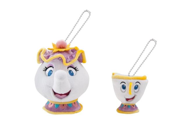 ぬいぐるみバッジ 2400円｜(ポット夫人)高さ約12cm、(チップ)高さ約6cm｜東京ディズニーリゾート・アプリ、ギャグファクトリー／ファイブ･アンド･ダイム