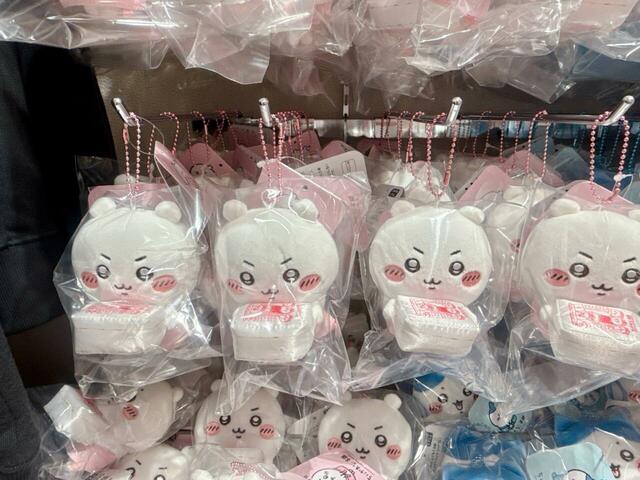 ちいかわたちがちいかわもぐもぐ本舗で働いている様子がマスコットに！