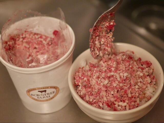 【十勝スロウフード 牛とろフレーク200g】凍った状態のまま熱々のご飯にふりかける