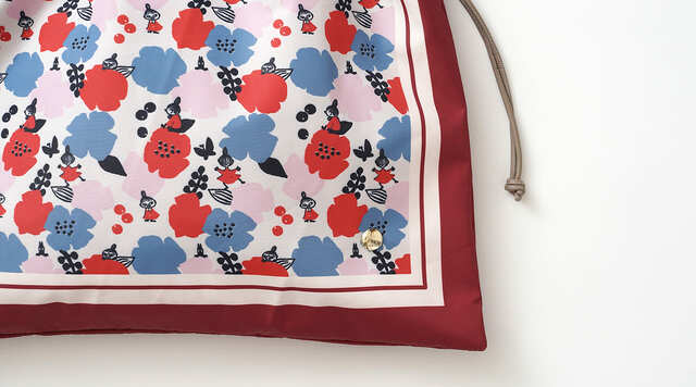 【ふんわり華やぐ ムーミンのスカーフトート】人気のリトルミイとボタニカルモチーフを組み合わせたアートの「KUKKIA（レッド）」