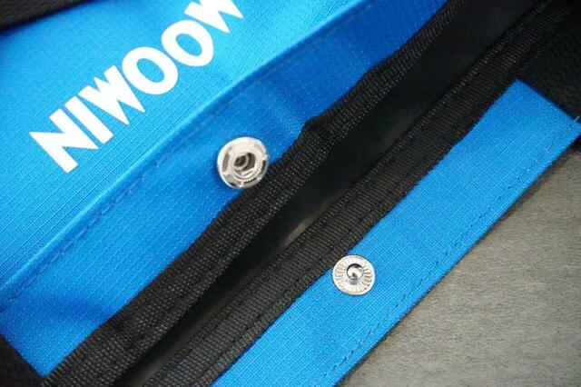 開口部はスナップボタンで留められる