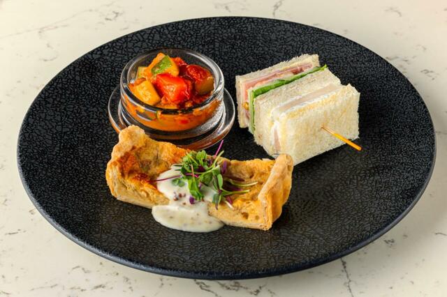 「アフタヌーンティー ホテルメイドのセイボリー」＜期間：2025年10月1日〜11月30日＞【“栗・芋・かぼちゃ×濃厚ショコラ”の魅惑のスイーツの饗宴♪ナイトスイーツブッフェ「Sweets Parade」で秋の夜長を大満喫！】