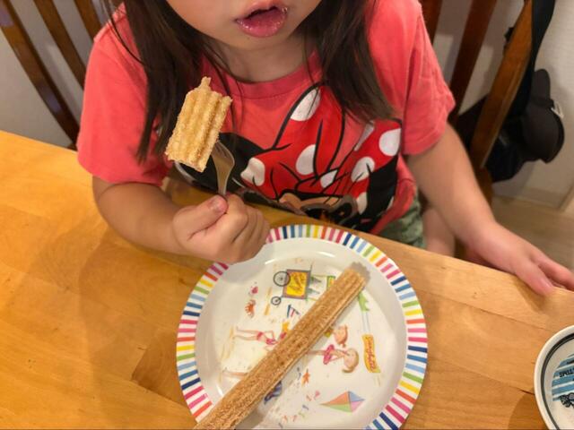 【コストコ TIO PEPE'S CHURROS】子どもがフォークで美味しそうに頬張っていました♪