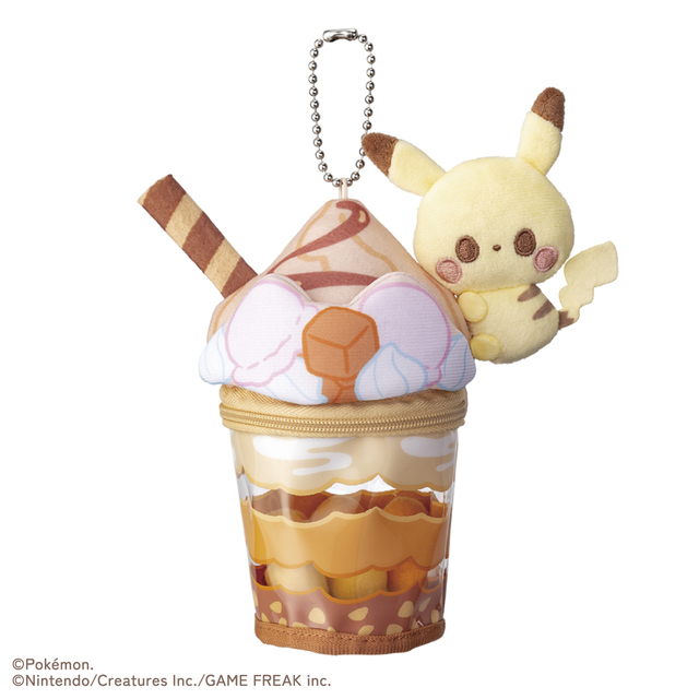 【ポケピース POP UP STORE by VILLAGE VANGUARD】ピカチュウのキャラメルパフェぬいぐるみチャーム（税込2,970円）