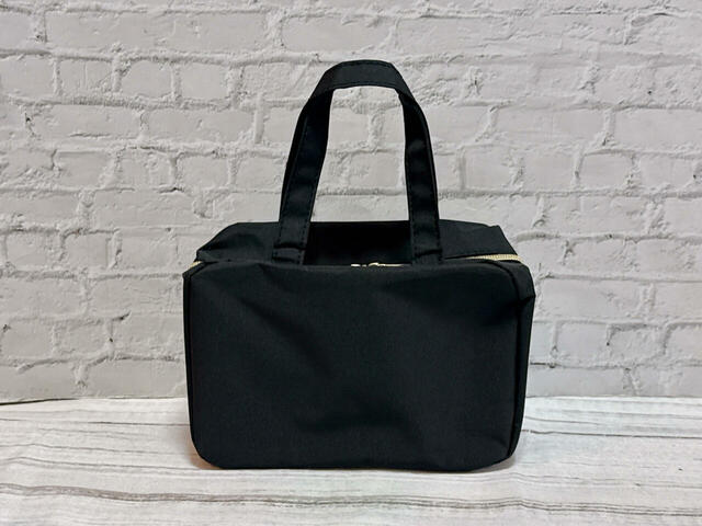 背面は装飾がないシンプルなデザイン