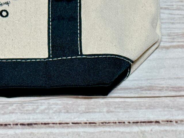 底部やハンドルはブラックカラー。モノトーンのバイカラーがおしゃれ!