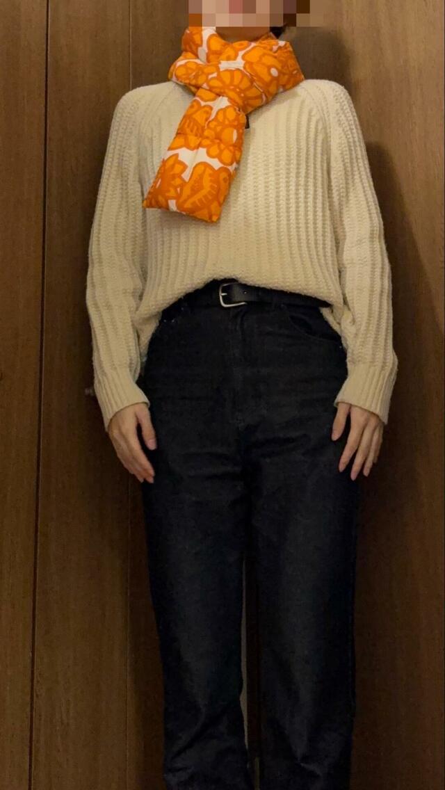 【UNIQLO×Marimekko パデッドマフラー】白ニット×デニムのシンプルなコーディネートも明るい雰囲気にしてくれます！