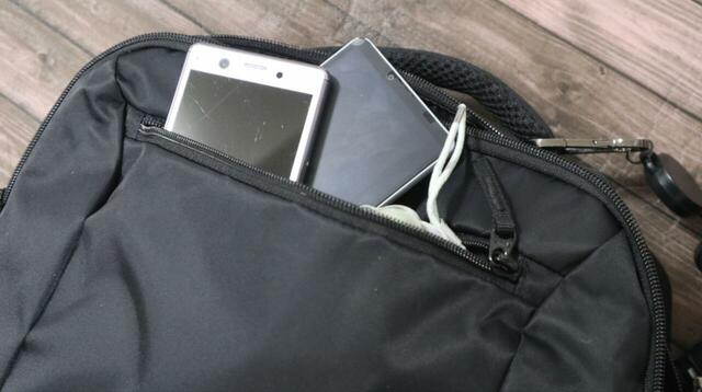 【無印良品 肩の負担を軽くする撥水ナイロンビジネスリュックサック】表面の小ポケットには、スマホ2台とたたんだエコバッグが入りました