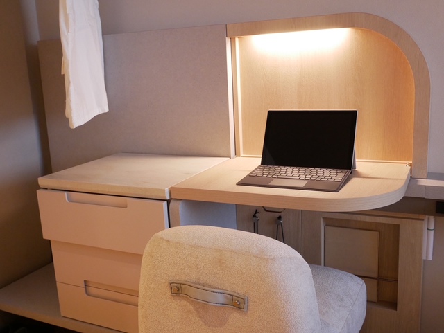 収納式のデスクで仕事もはかどります