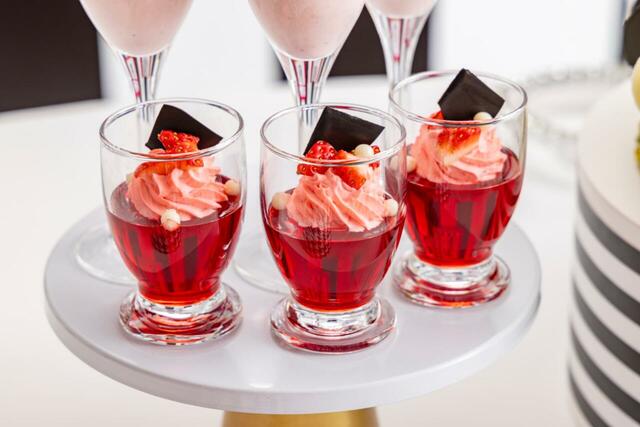 「『ストロベリーモノクロ・ガールズパーティー』スイーツビュッフェ」<期間:2025年12月27日~2026年5月上旬頃まで>【モノクロームのおしゃれ空間でいちごスイーツを満喫♪「ヒルトン東京」で“アジョリーコラボスイーツ”も楽しめる苺ビュッフェ開催!】