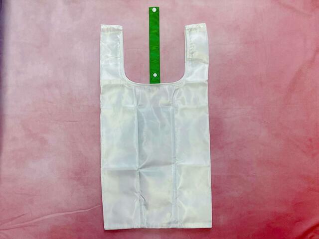 【ファミリーマート×ちいかわエコバッグ】背面はシンプルな無地。レジ袋っぽさが増しますね♪