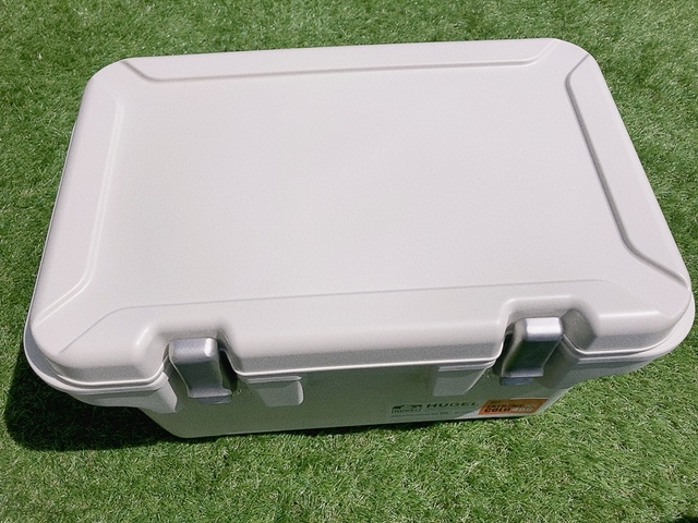 【アイリスオーヤマ HUGEL 真空断熱クーラーボックス】表面はシボ加工で傷がつきにくい