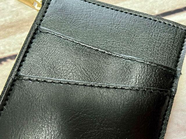 裏側はカードポケットが2つ