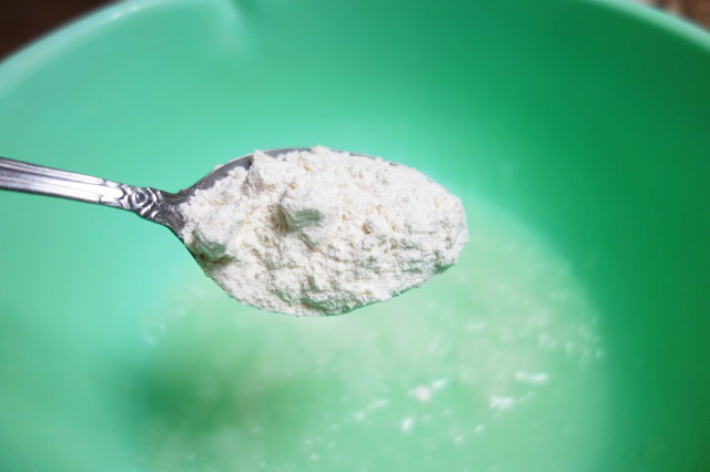 すり下ろしたタマネギに、薄力粉大さじ１を加えます。