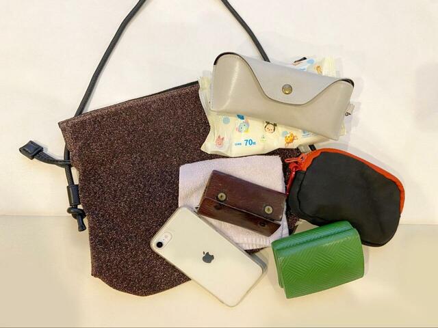 【ナノ・ユニバース ラメ巾着ショルダーバッグ】スマホや財布など、基本的な持ち物は余裕で入りました♪