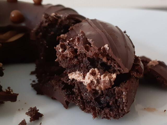 4種の中ではビター寄りの味わい。ガナッシュショコラ テイクアウト324円 イートイン330円【misdo mees GODIVA プレミアムショコラコレクション】