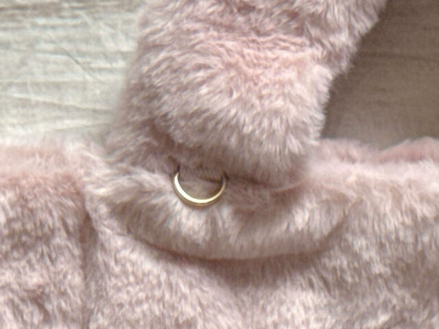 ハンドルの付け根にはDカンがついています。ここにチャームがつけられる仕様