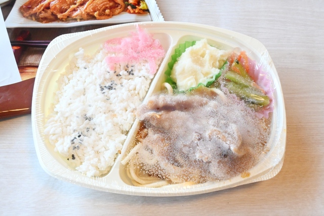 【ライフの冷凍弁当／豚生姜焼き弁当】温め前の様子。このまま電子レンジで3分30秒（600W）温めます