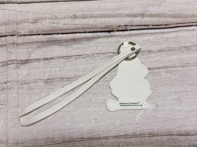 背面は装飾がないシンプルなデザイン