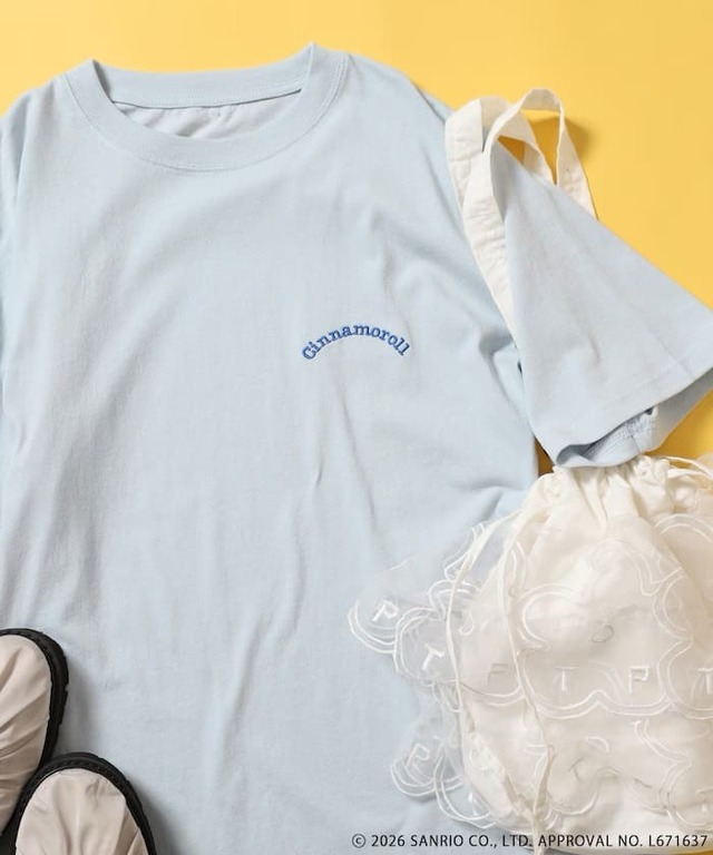 【サンリオ×FREAK'S STORE】”CINNAMOROLL” 目隠し コミック柄 プリントTシャツ ¥5,995/「シナモロール」らしい柔らかいカラーリングのプリントがポイント